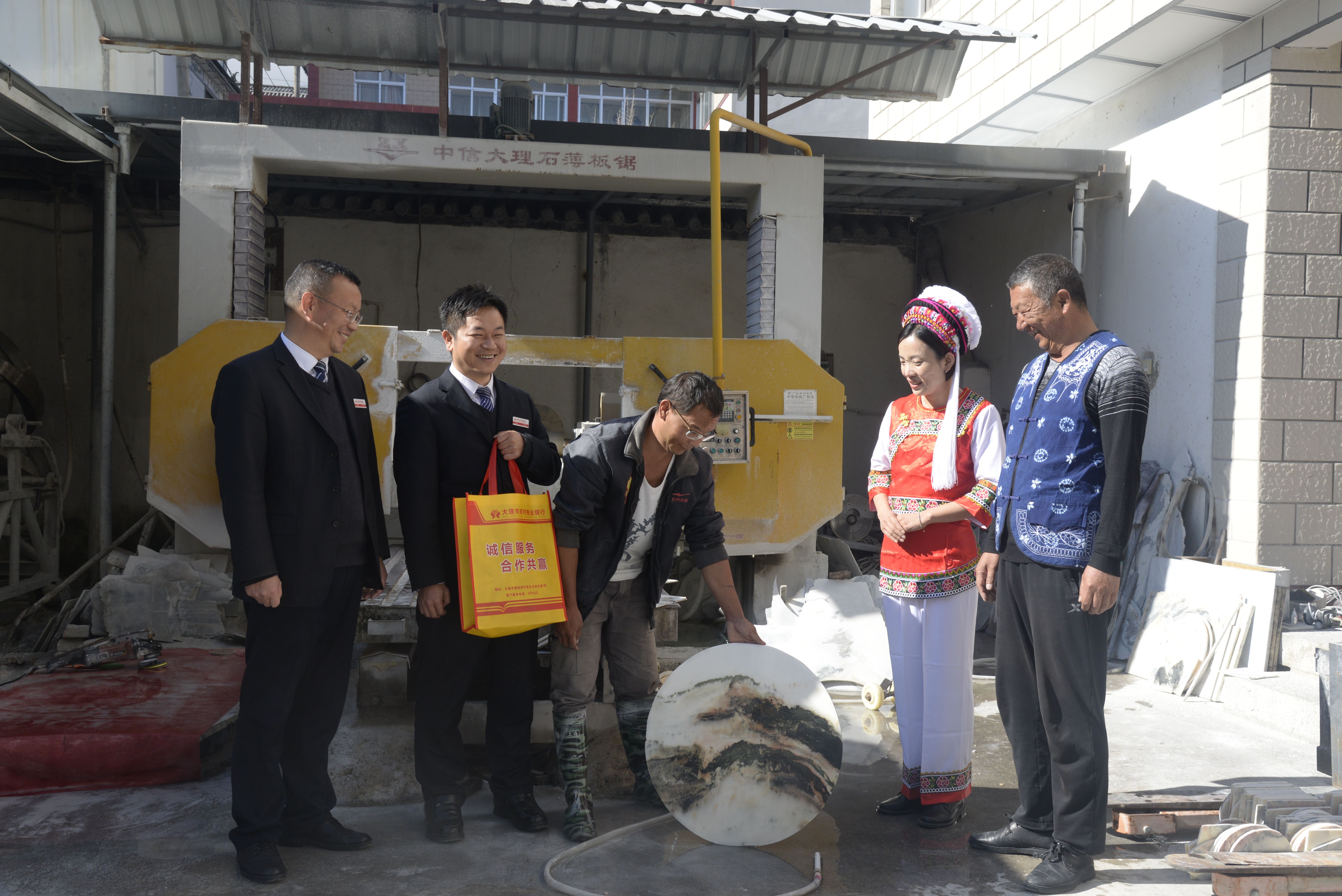 大理市农商银行 用“金融之笔”绘就非遗产业画卷