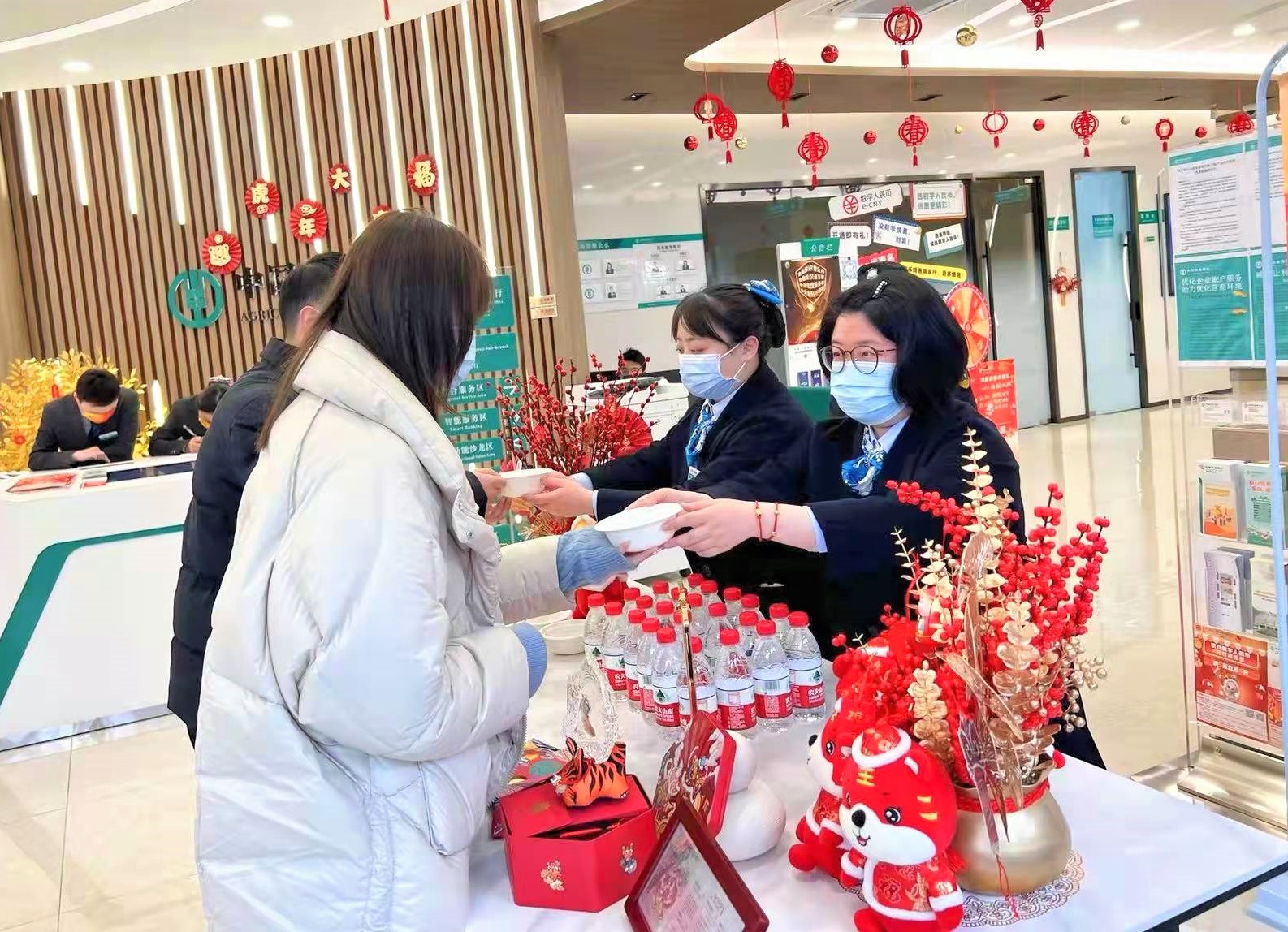 农行成都总府支行 开展元宵节系列活动