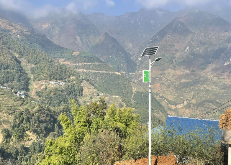 农业银行凉山分行 向帮扶村寨捐赠太阳能路灯