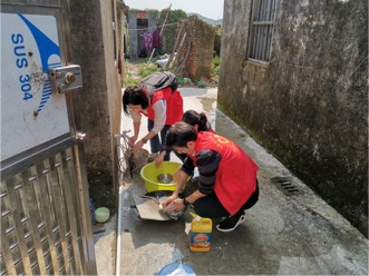 (青年志愿者们主动帮助老人打扫,洗碗筷,洗衣服等)