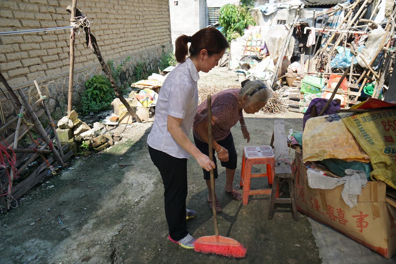 农发行茂名市电白支行开展“农发爱心献五保”扶贫活动