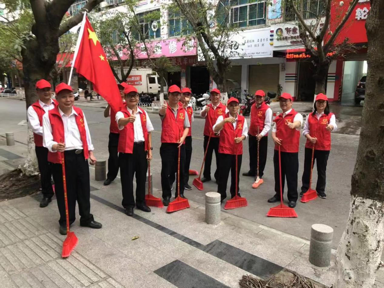 农发行茂名市分行开展“清洁环境，争当环保先锋”志愿活动