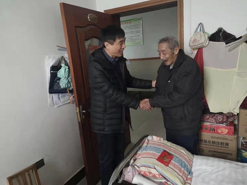 寒冬送暖意 慰问传真情——汝州农商银行开展节前走访慰问活动