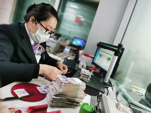 东升信用社：零钱币兑换绿色通道提升“疫”期服务