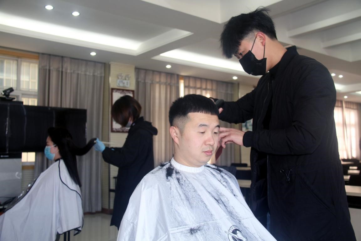 温县联社聘请专业理发师免费为员工理发