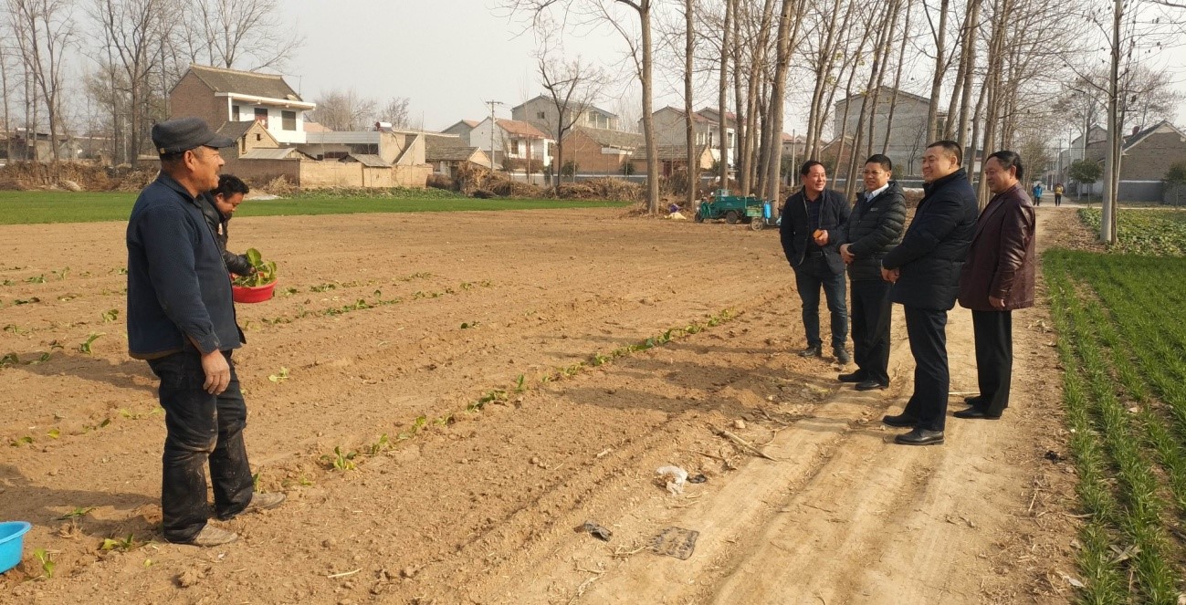 周口农商银行、太康农商银行实地考察，询问农户春耕春种资金需求.jpg