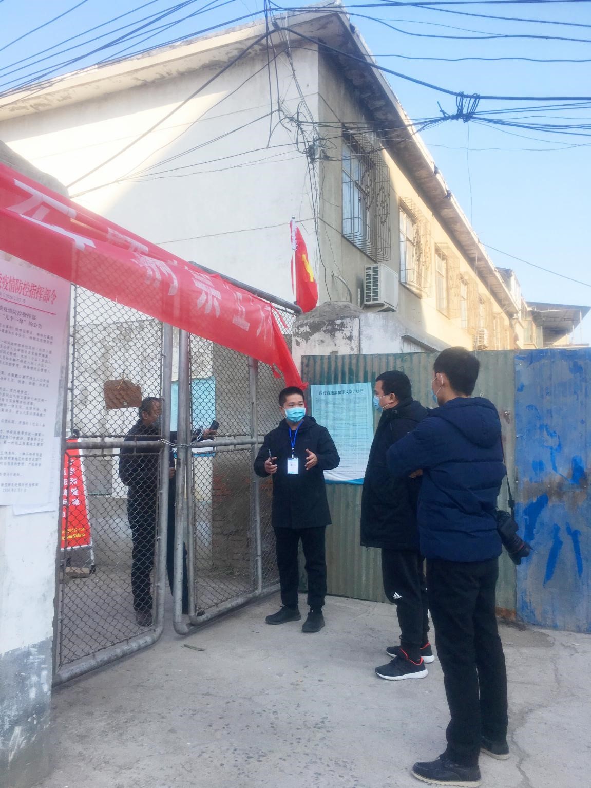 濮阳农商银行员工参加防疫志愿服务队，在小区开展志愿站岗值班服务