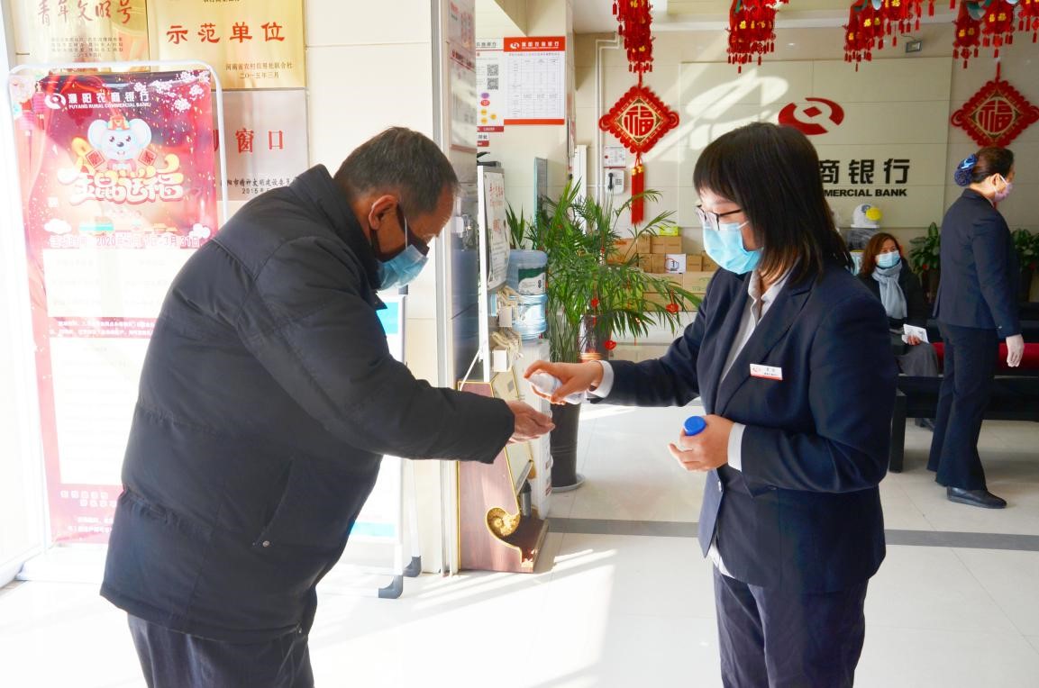 为办理业务客户喷洒免洗手液