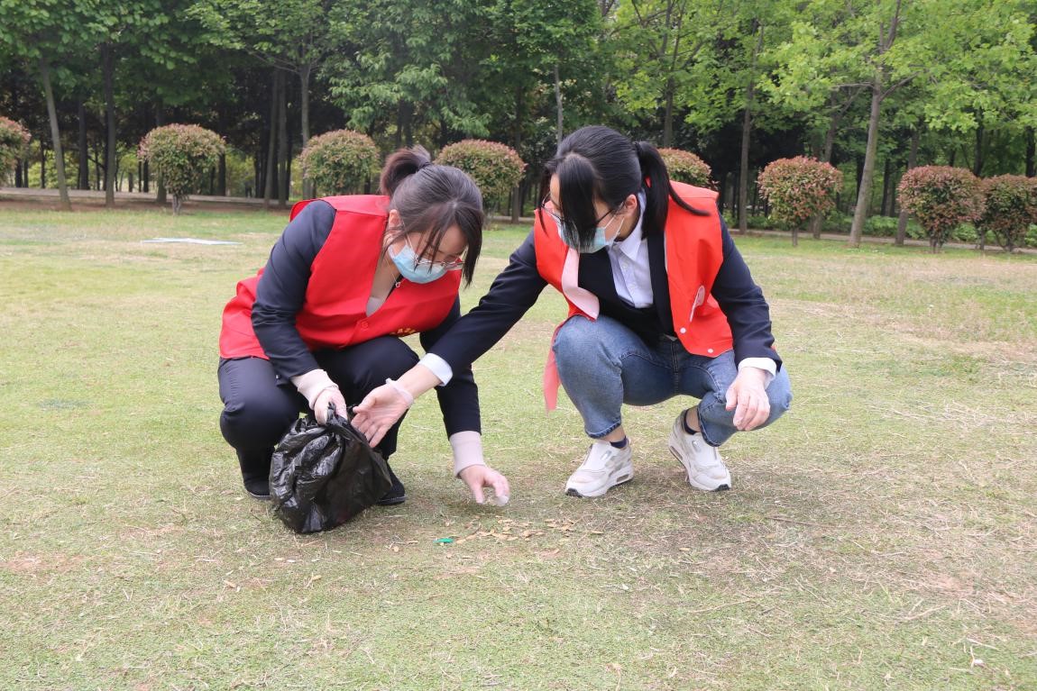 弯腰一秒 捡起文明——平顶山市市郊联社党员志愿者午休时间走进公园捡垃圾