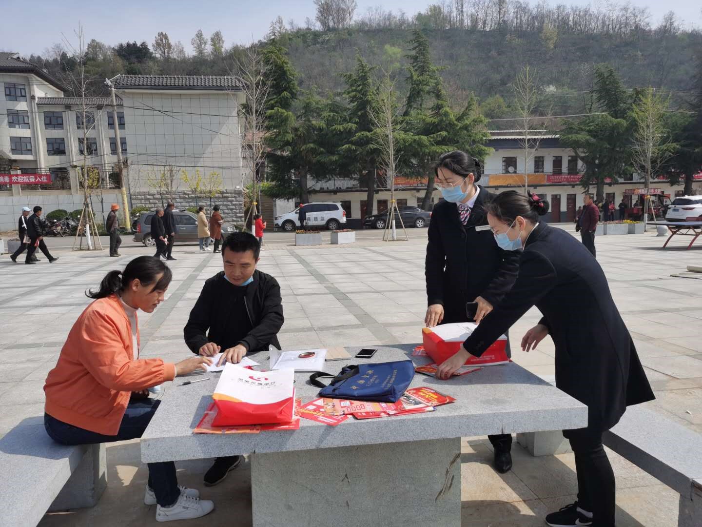 灵宝农商行流动营销小分队亮相中国苹果花节