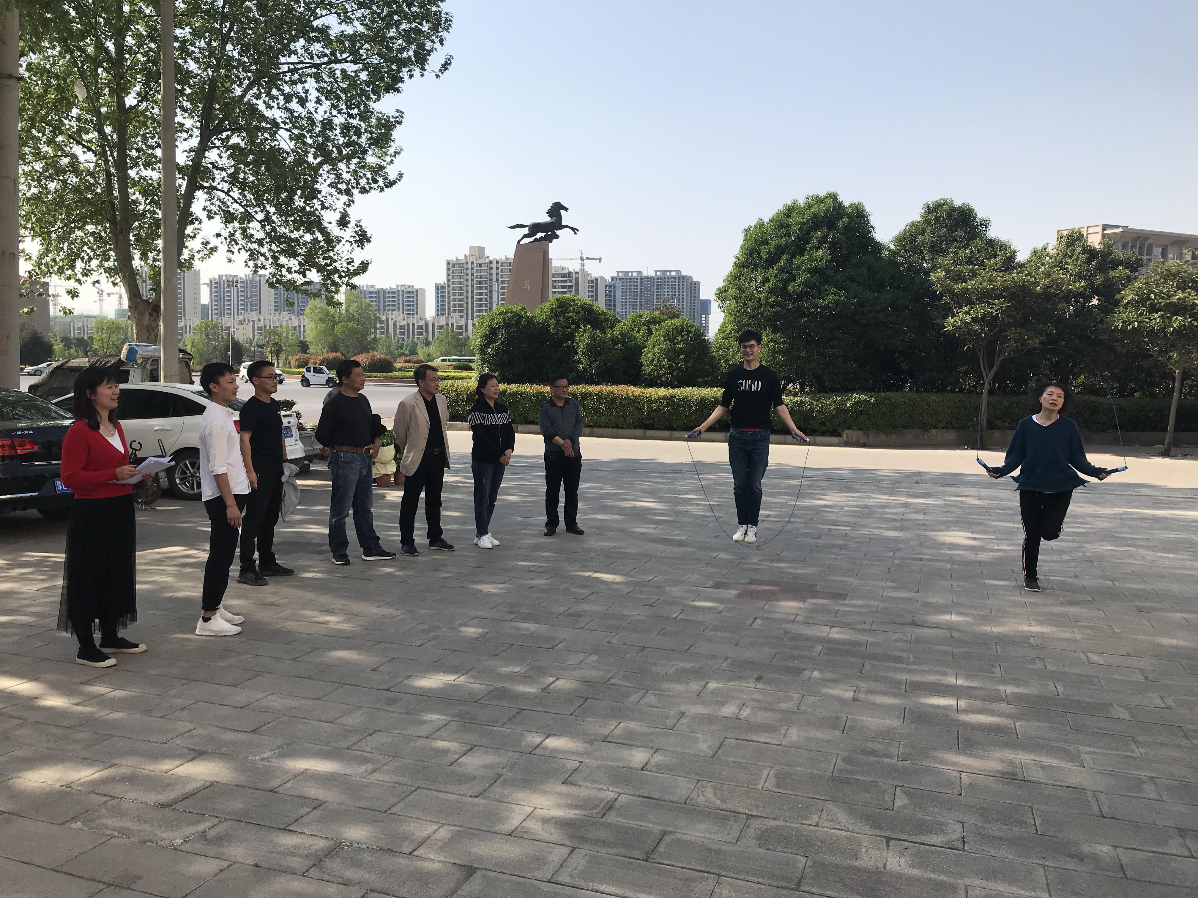 农发行宜阳县支行组织开展职工跳绳活动