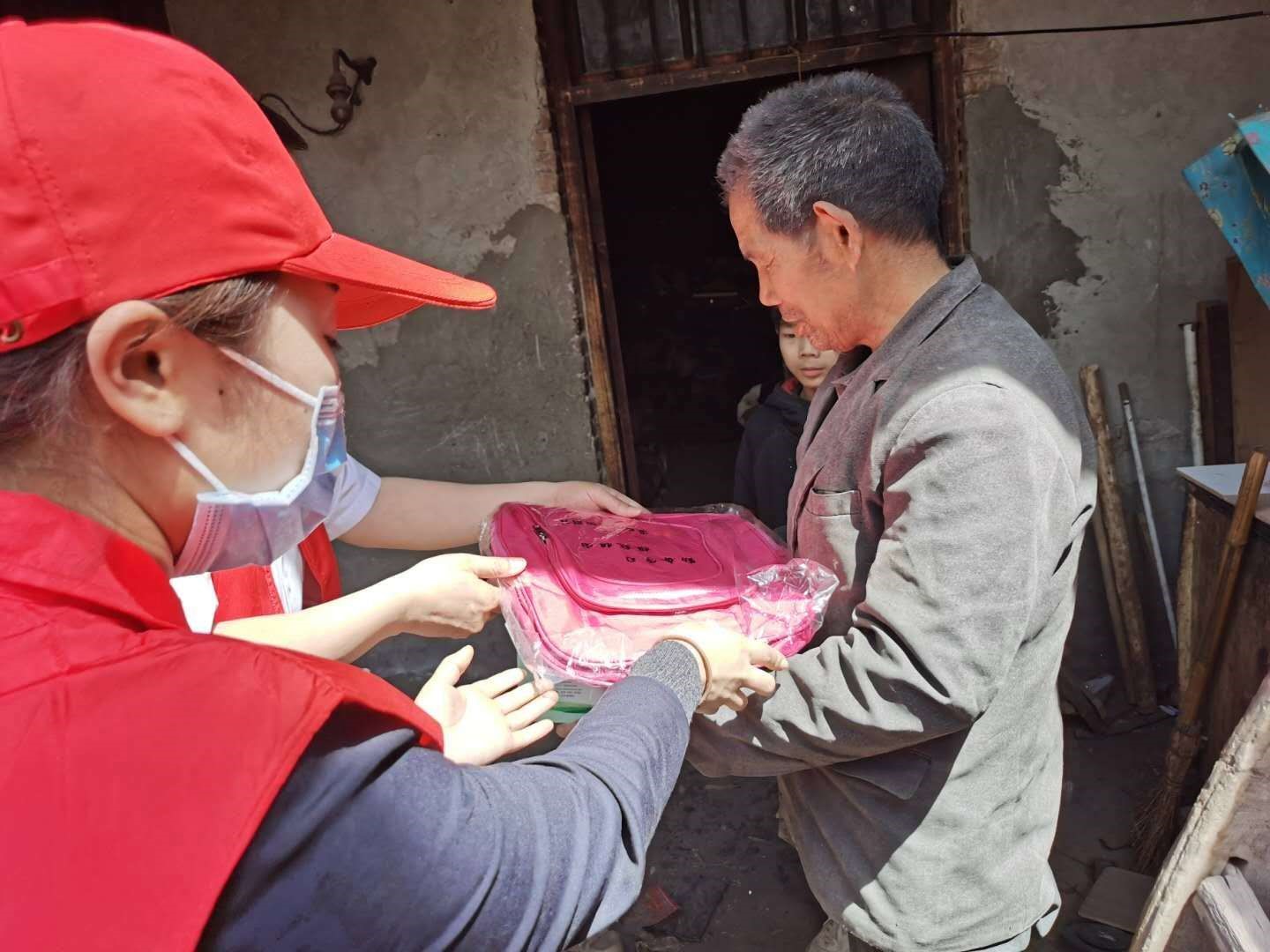温县联社志愿者到贫困户家中慰问