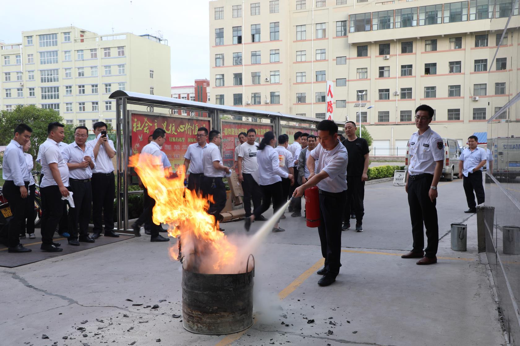 卢氏农商银行 组织开展消防应急演练活动
