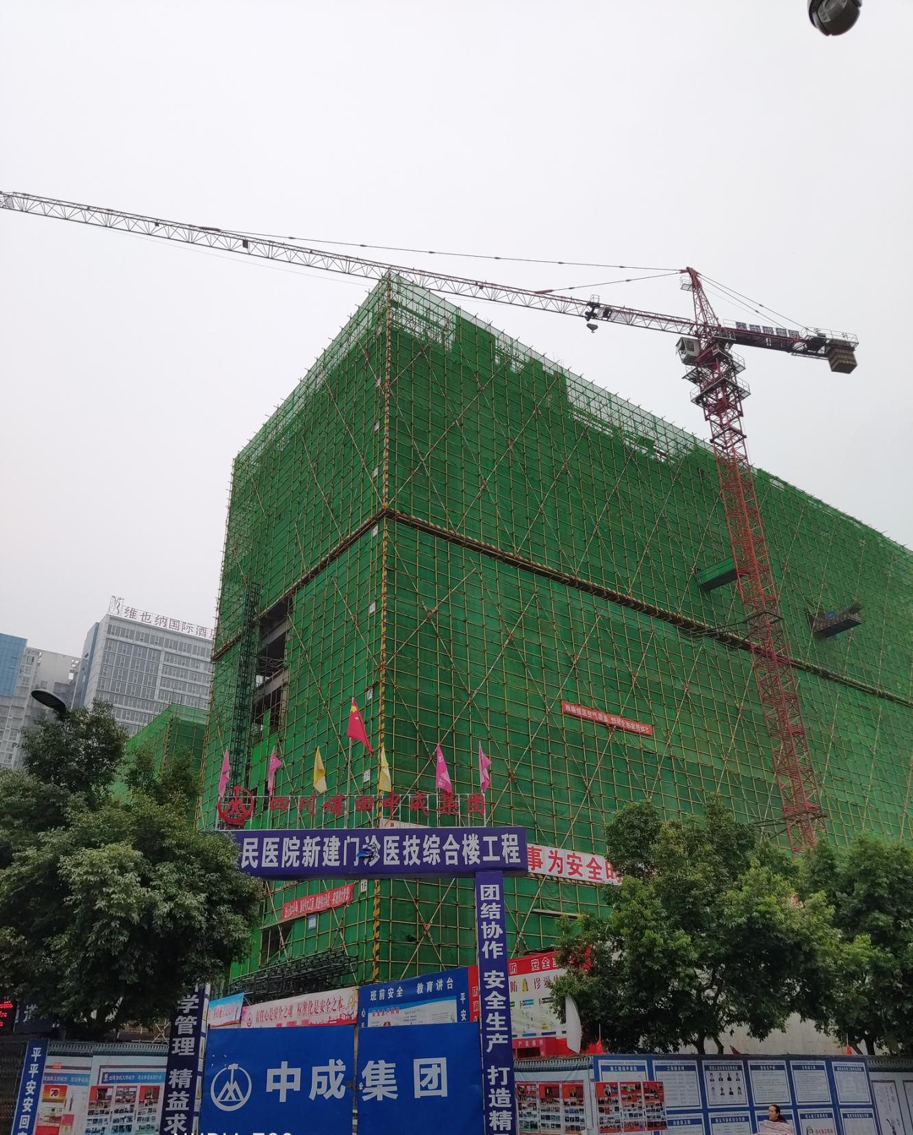 建设中的泸县人民医院门诊医技大楼