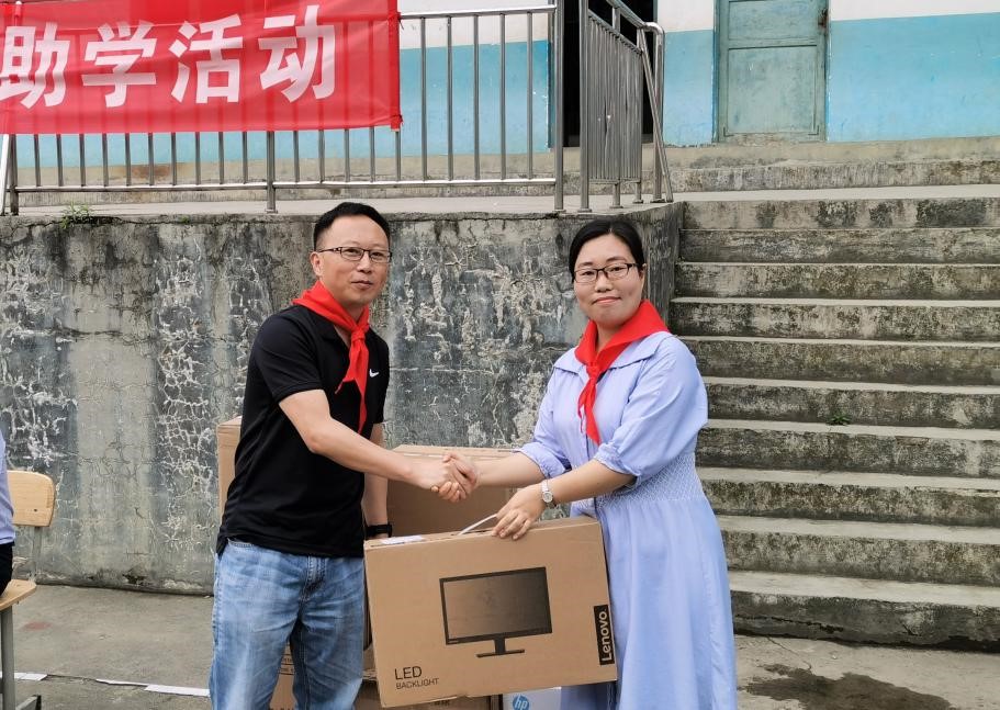 农发行泸州市分行向古蔺建东小学赠送电脑