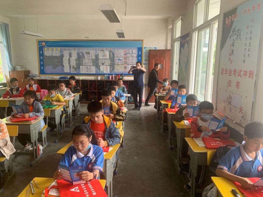学生们认真学习金融知识