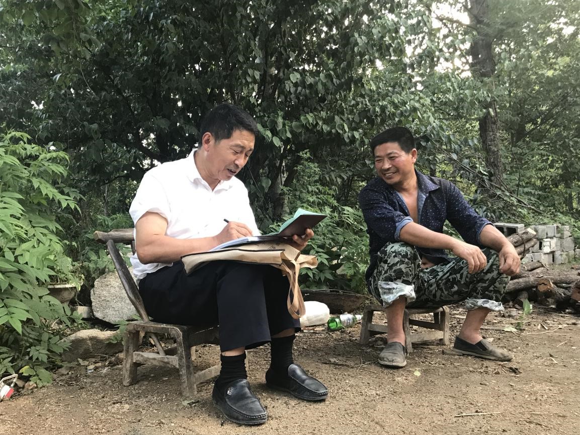 镇平农商银行大走访人员为农户建立经济信息档案