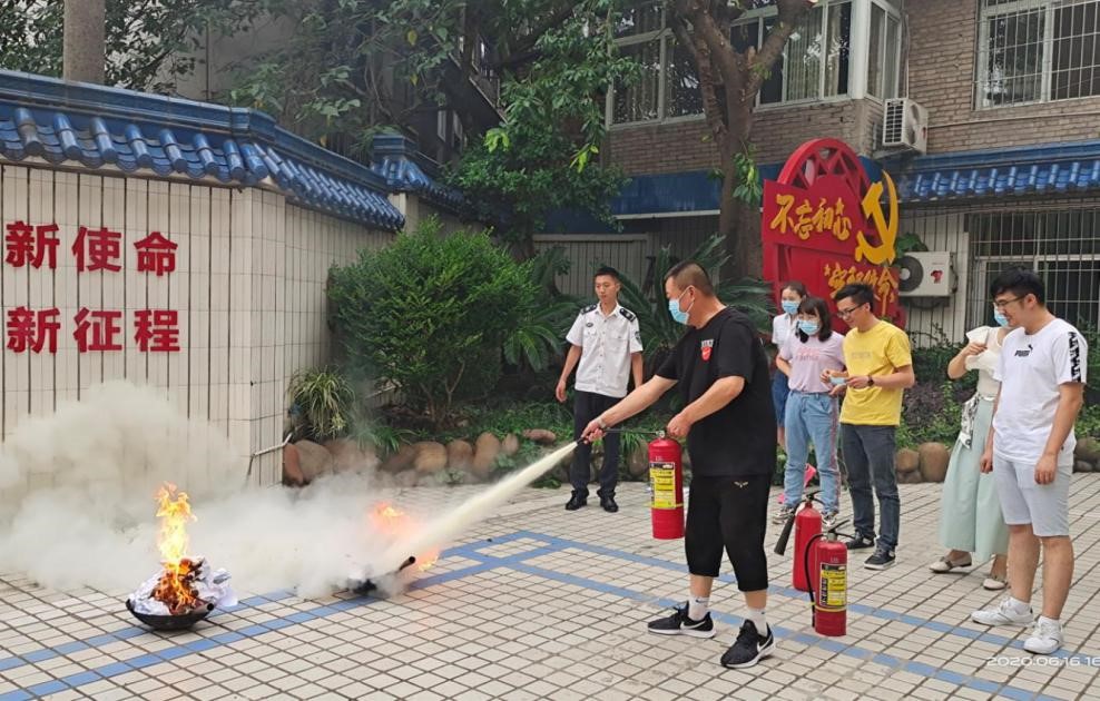 支行员工学习使用干粉灭火器