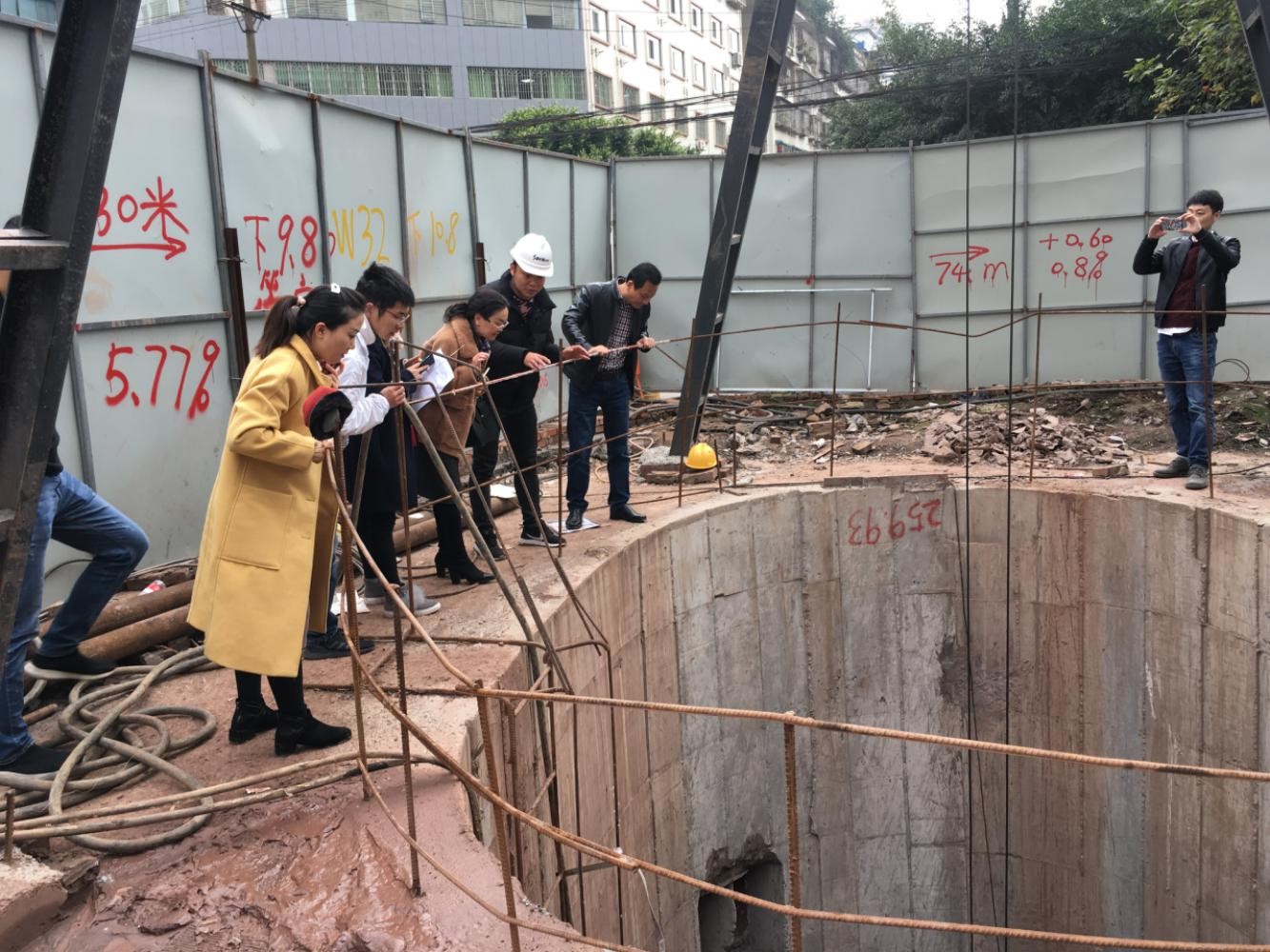 该行分管领导实地查看排污主管道建设情况