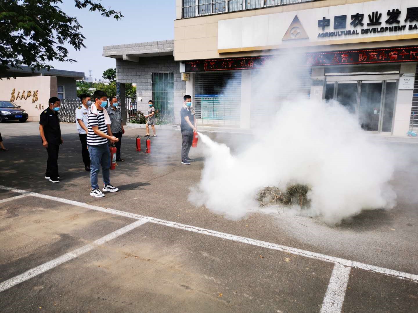 农发行郏县支行积极开展消防演练，提高消防安全意识