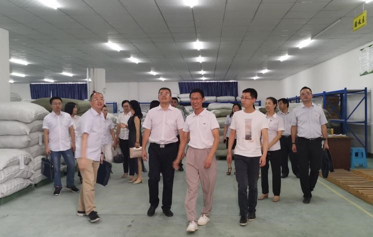 20200616农发行自贡市分行党支部到四川省东宇药业有限公司参观