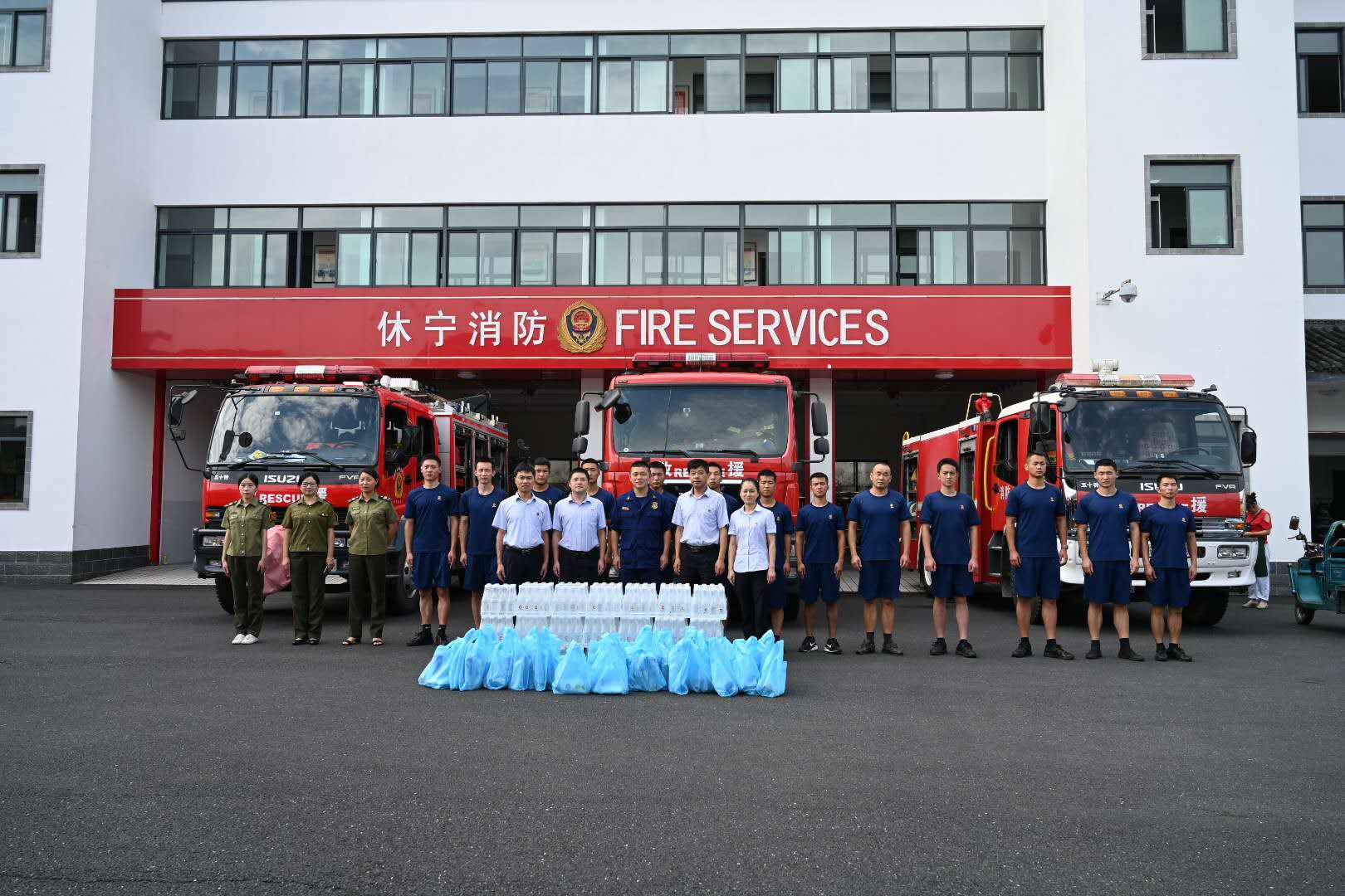 休宁农商银行：“八一”慰问消防官兵 共建军民鱼水深情