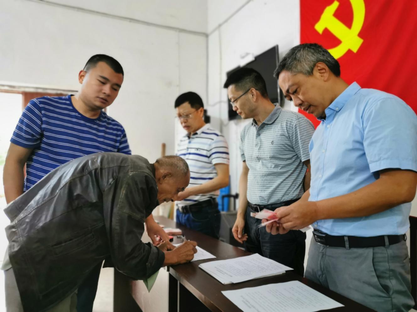 农行大英县支行：产业扶持助力贫困户勤劳致富