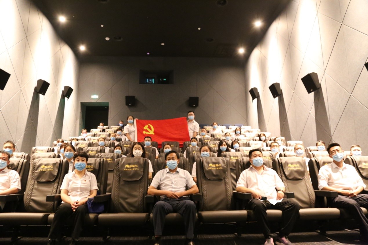 农发行郑州新区支行组织全体员工观看抗战影片《八佰》