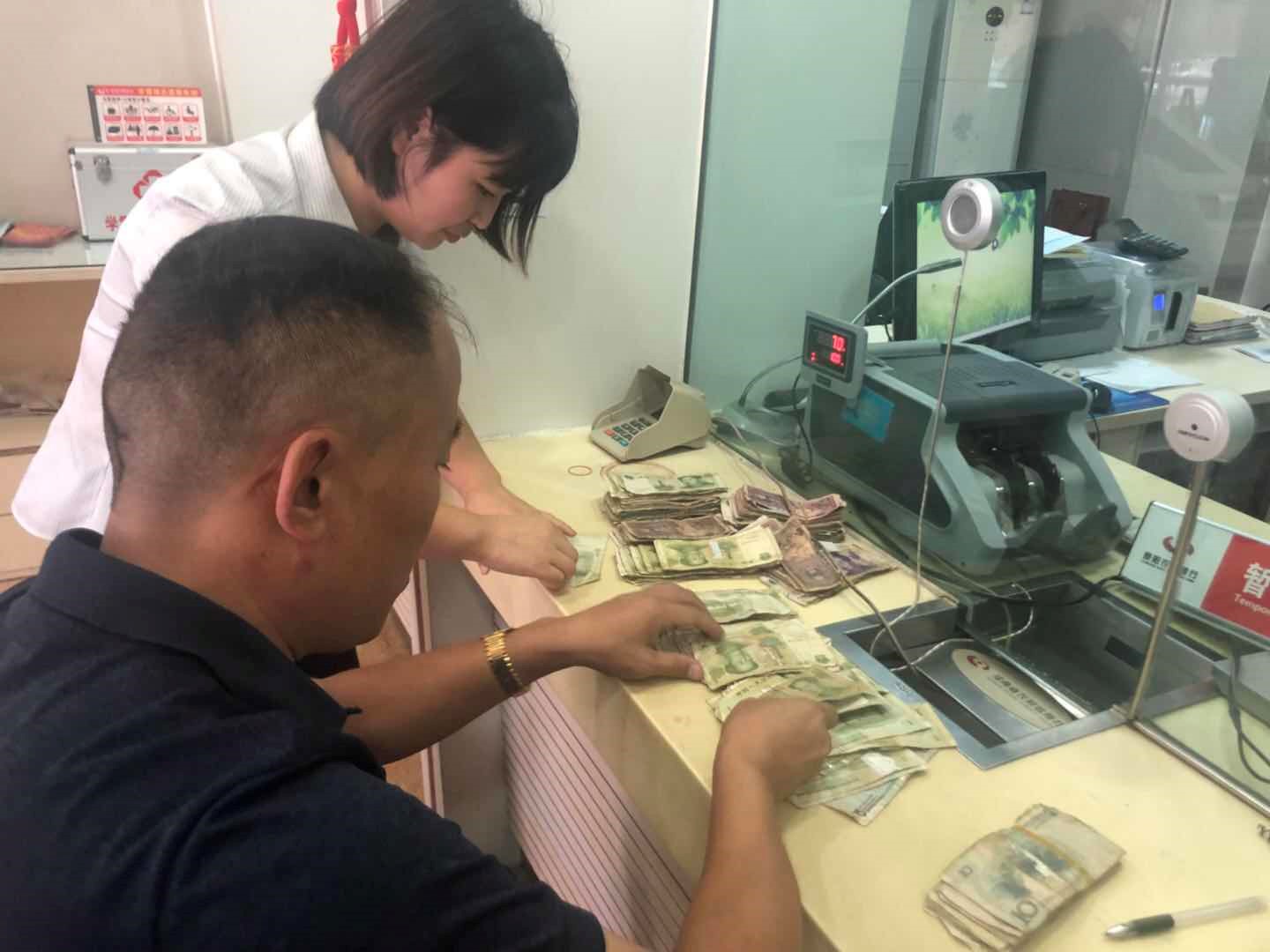 原阳农商银行积极为客户兑换3万元零钱赢得赞誉
