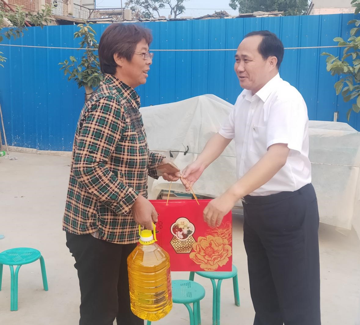 走访慰问贫困户 诚挚关爱暖人心——安阳商都农商银行中秋节前慰问贫困群众