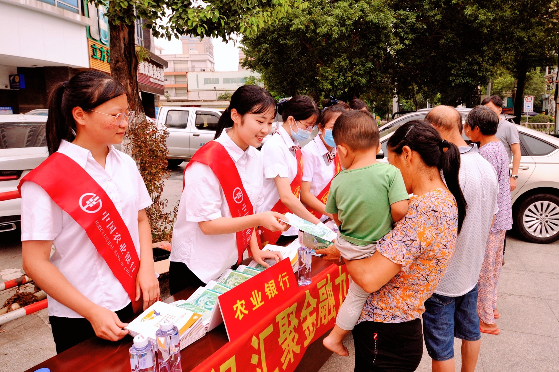 图为农行漳州长泰支行组织业务骨干赴长泰县兴泰开发区开展宣传活动（张燕清摄）