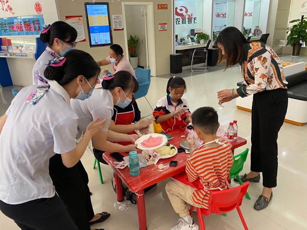 中牟农商银行举行“中秋节冰皮月饼DIY”趣味活动