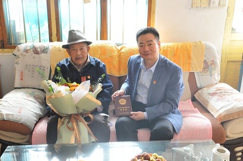致敬最可爱的人！岚山农商银行两位老同志获颁“中国人民志愿军抗美援朝出国作战70周年”纪念章