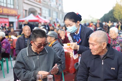 解放农商银行王褚支行党支部与新店村党总支联合开展“九九重阳节 浓浓敬老情”活动