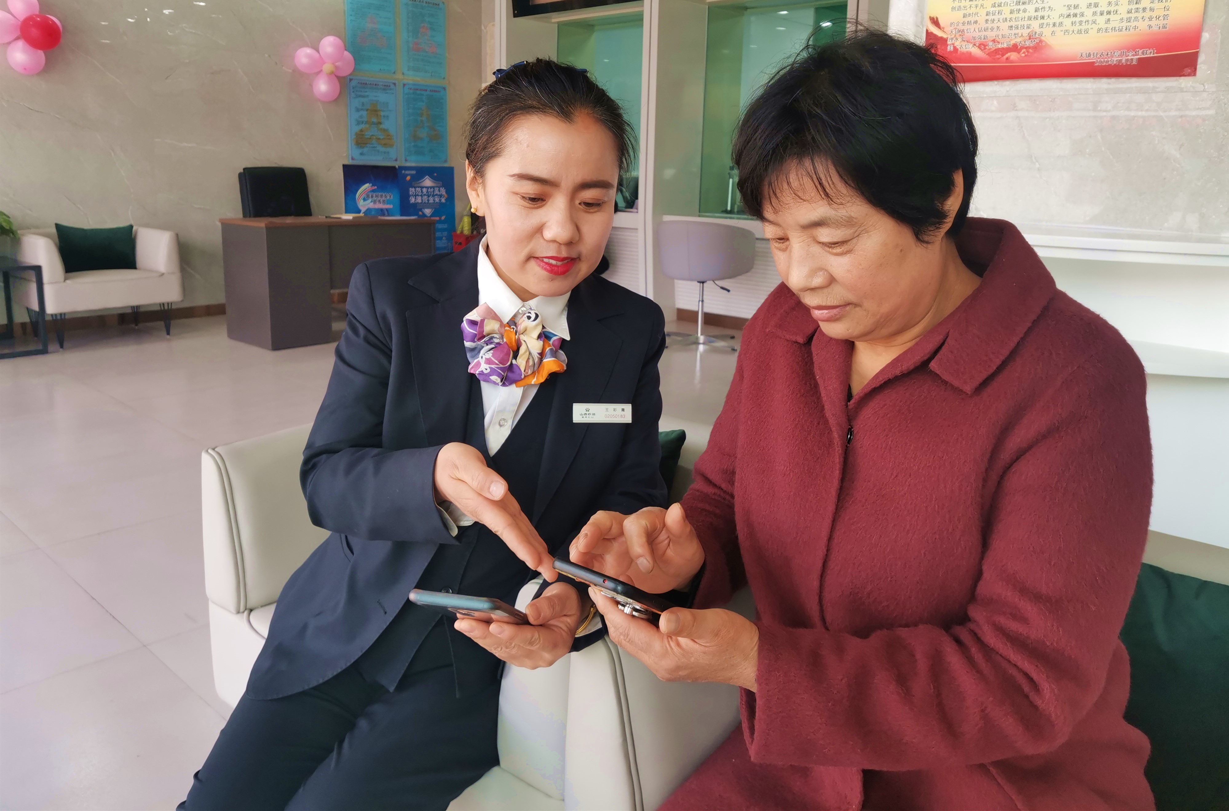 天镇县联社为老年客户提供“有温度的金融服务”