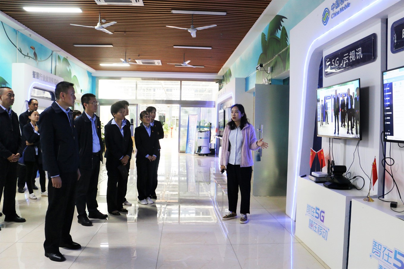 参观中国移动5G信息展示厅