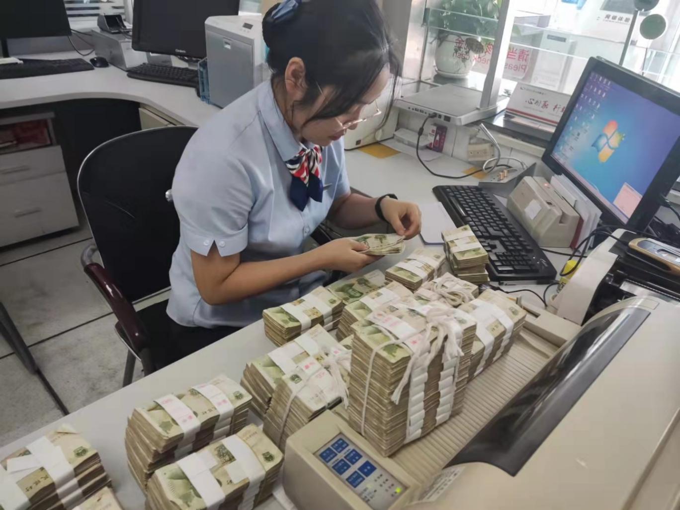 "李大娘拉着河南巩义农商银行新中支行的工作人员不停地感谢,"都知道