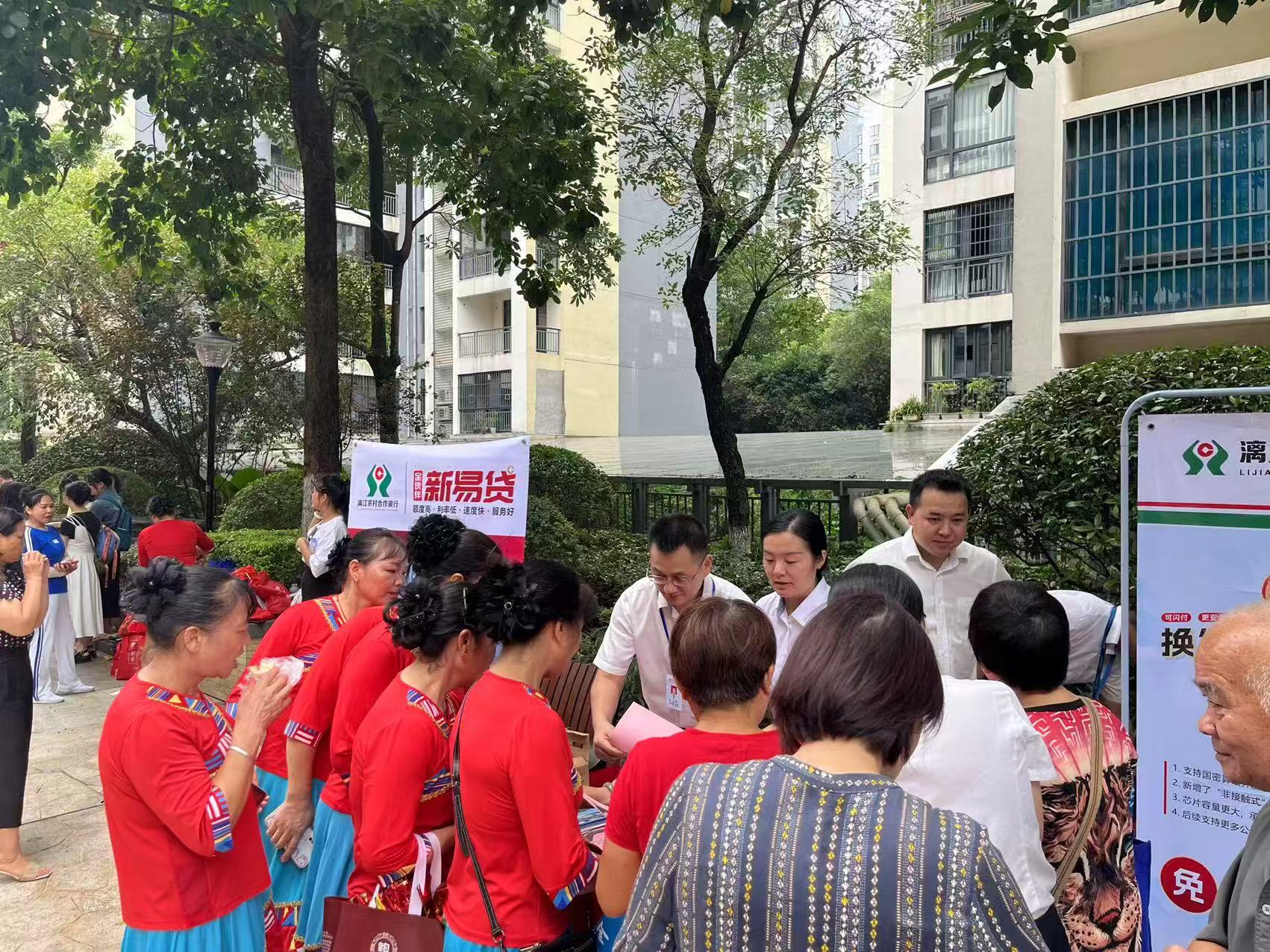 漓江农合行政务中心支行去年贷款户数增七成