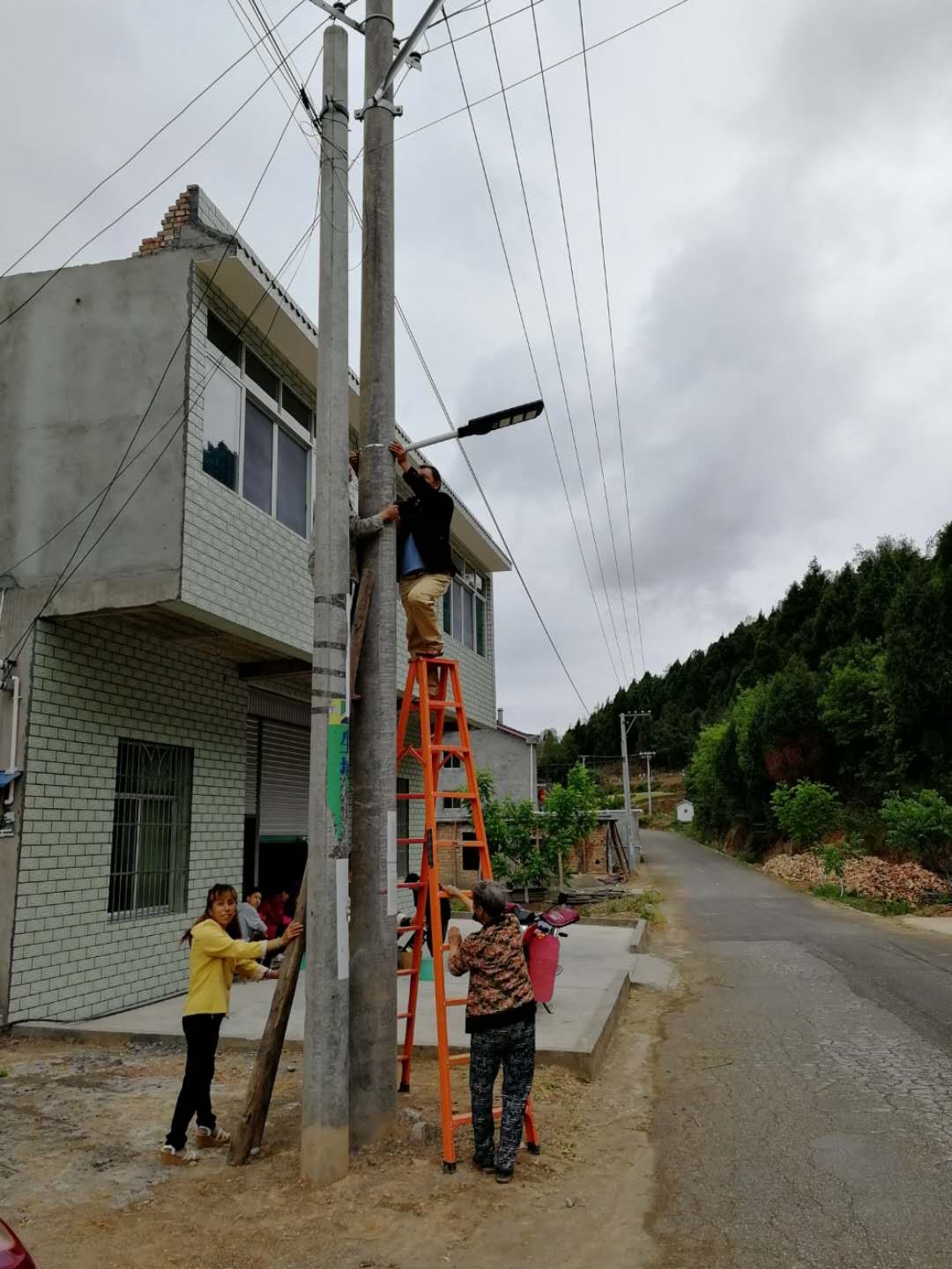 农发行广元市分行安装路灯送光明照亮脱贫致富路