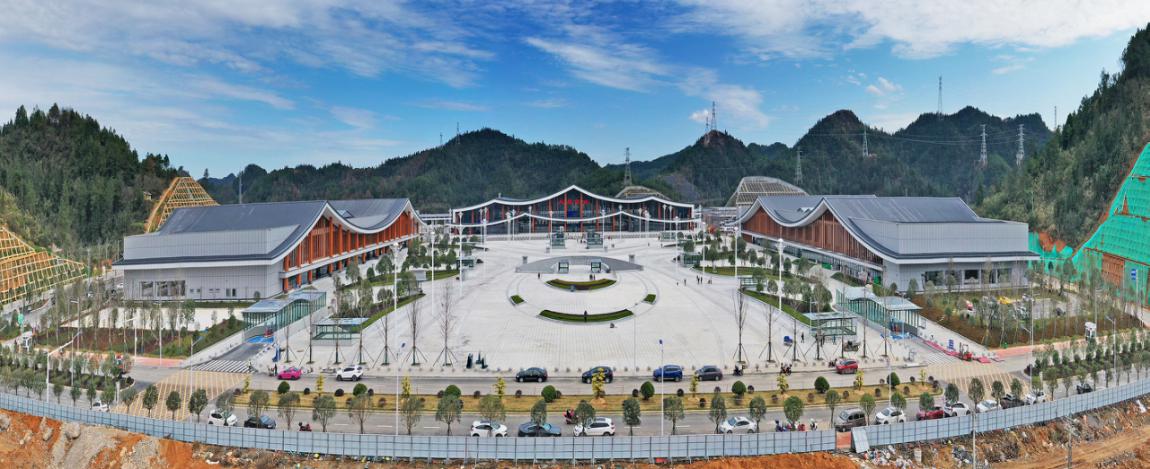 图为张吉怀高铁凤凰古城站及站前广场全景