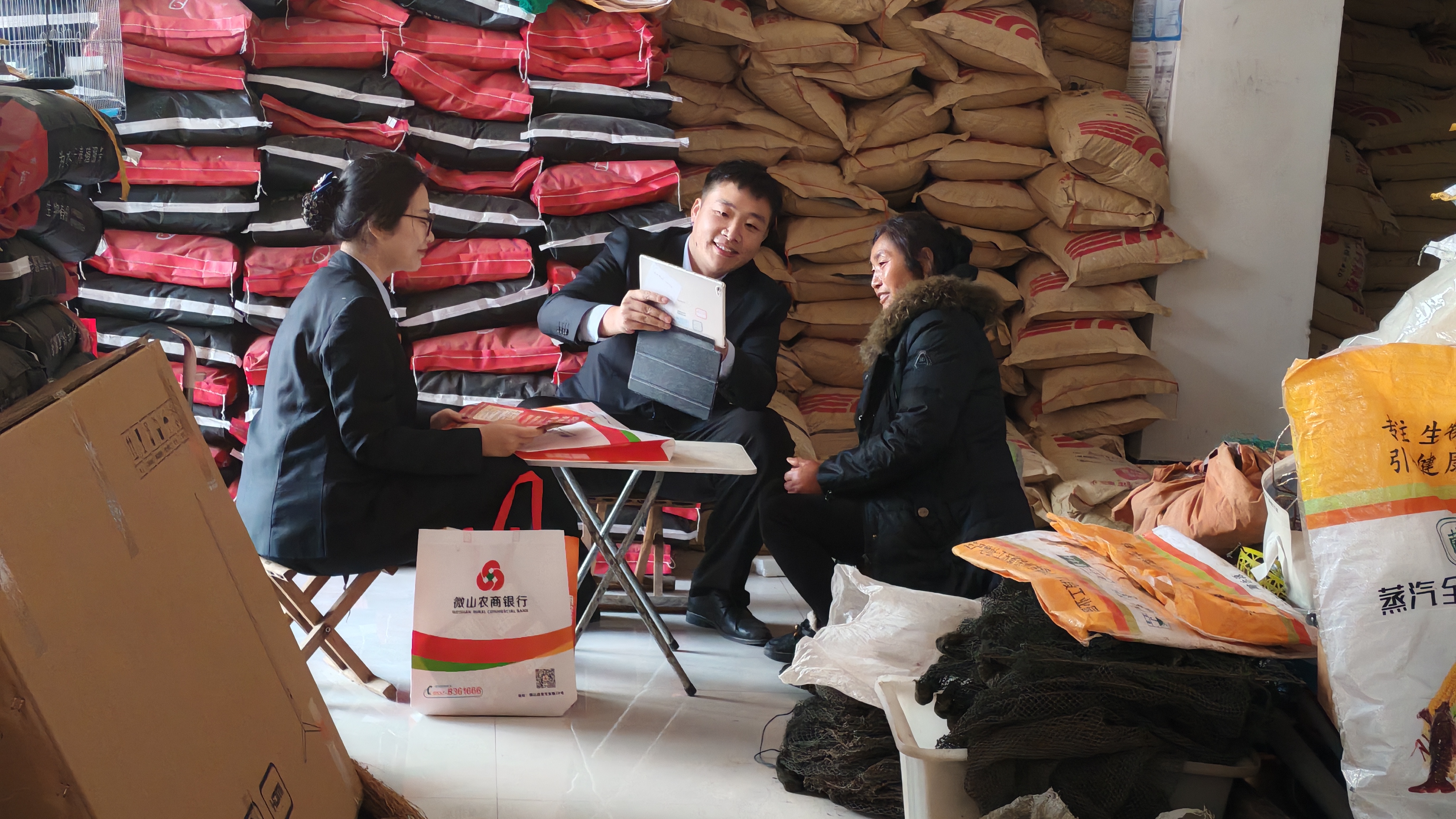 微山农商银行工作人员上门办理业务 微山农商银行供图