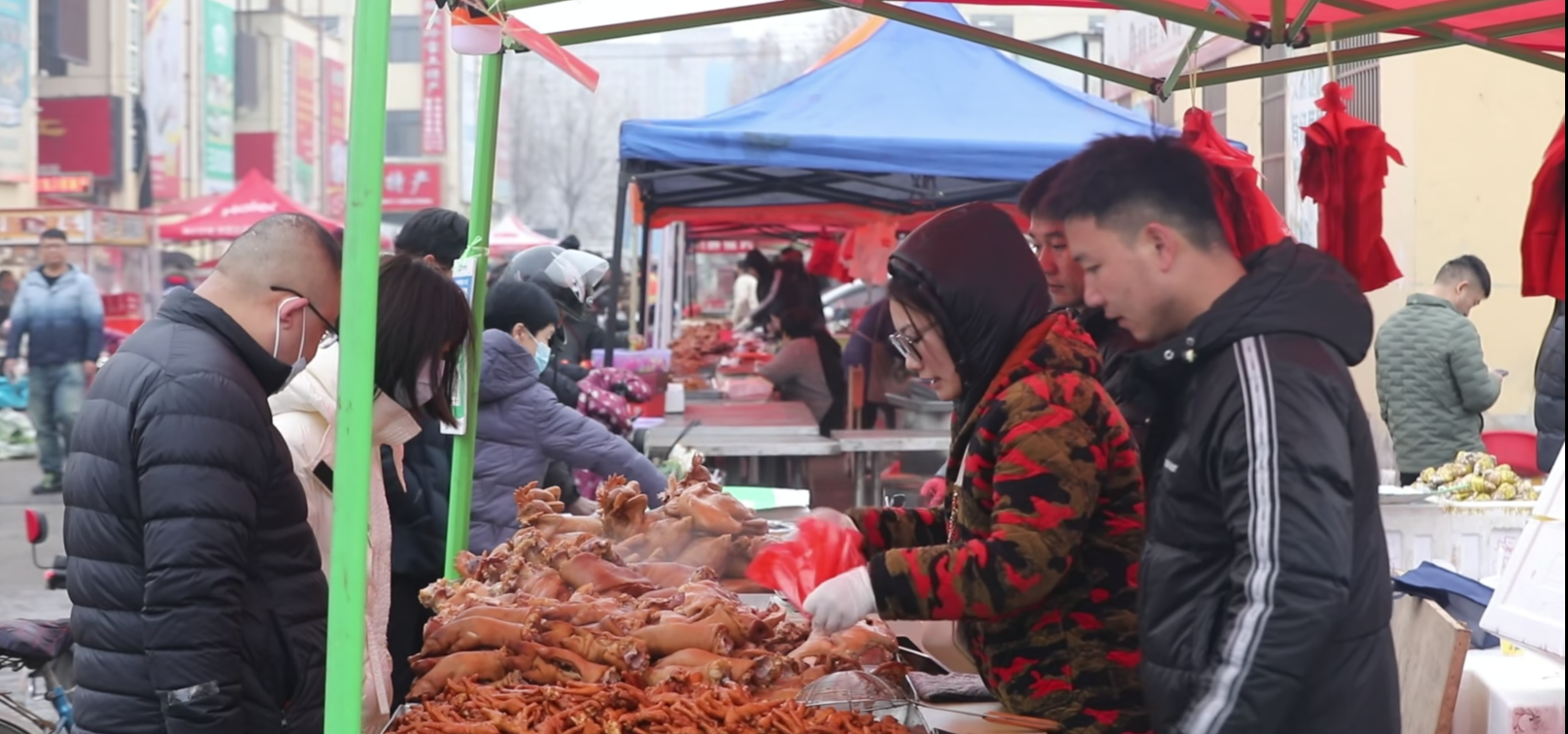 市场热闹非凡 微山农商银行供图