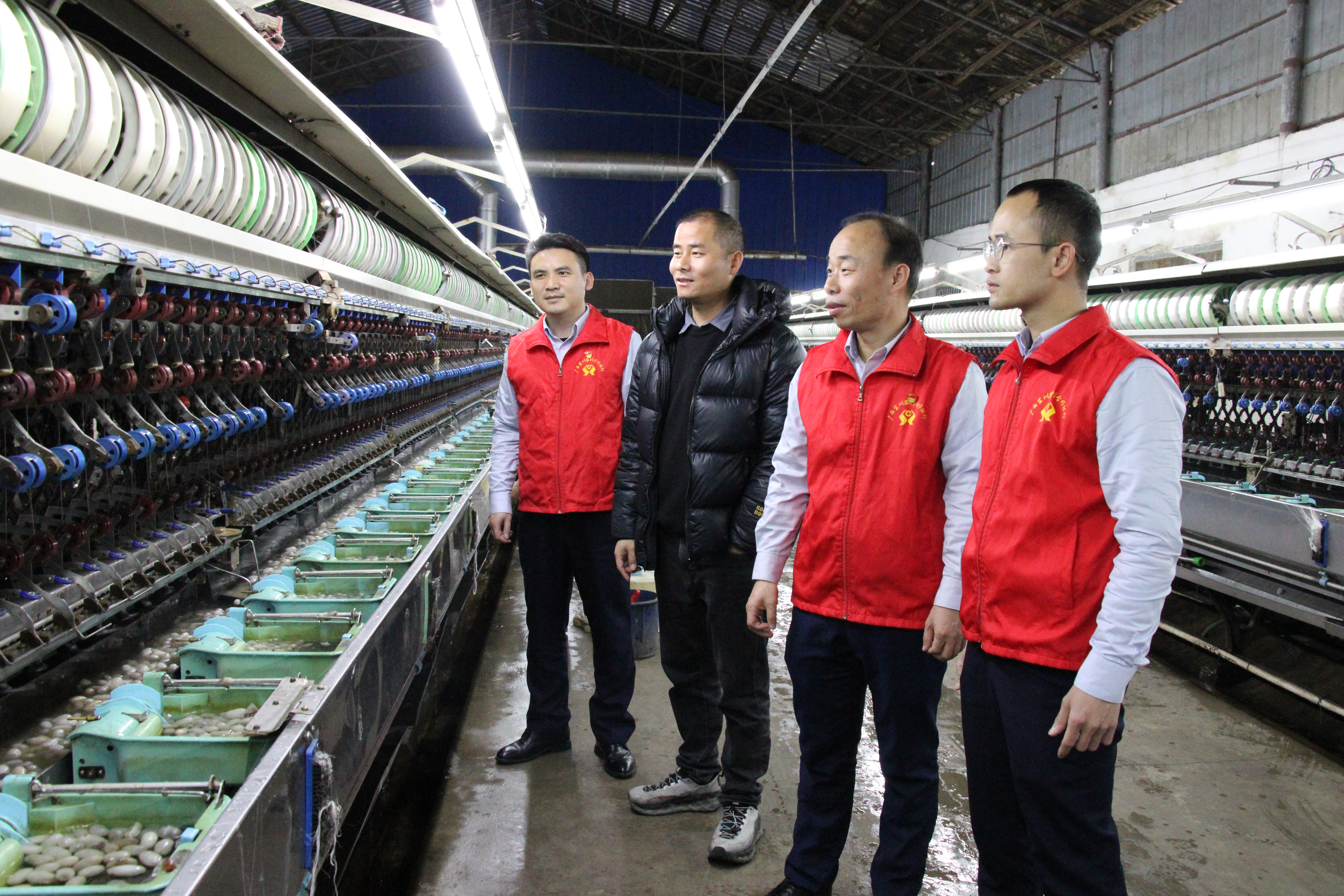 宜州农合行”红马甲“走进河池明晟茧丝有限公司生产车间 韦安源/摄