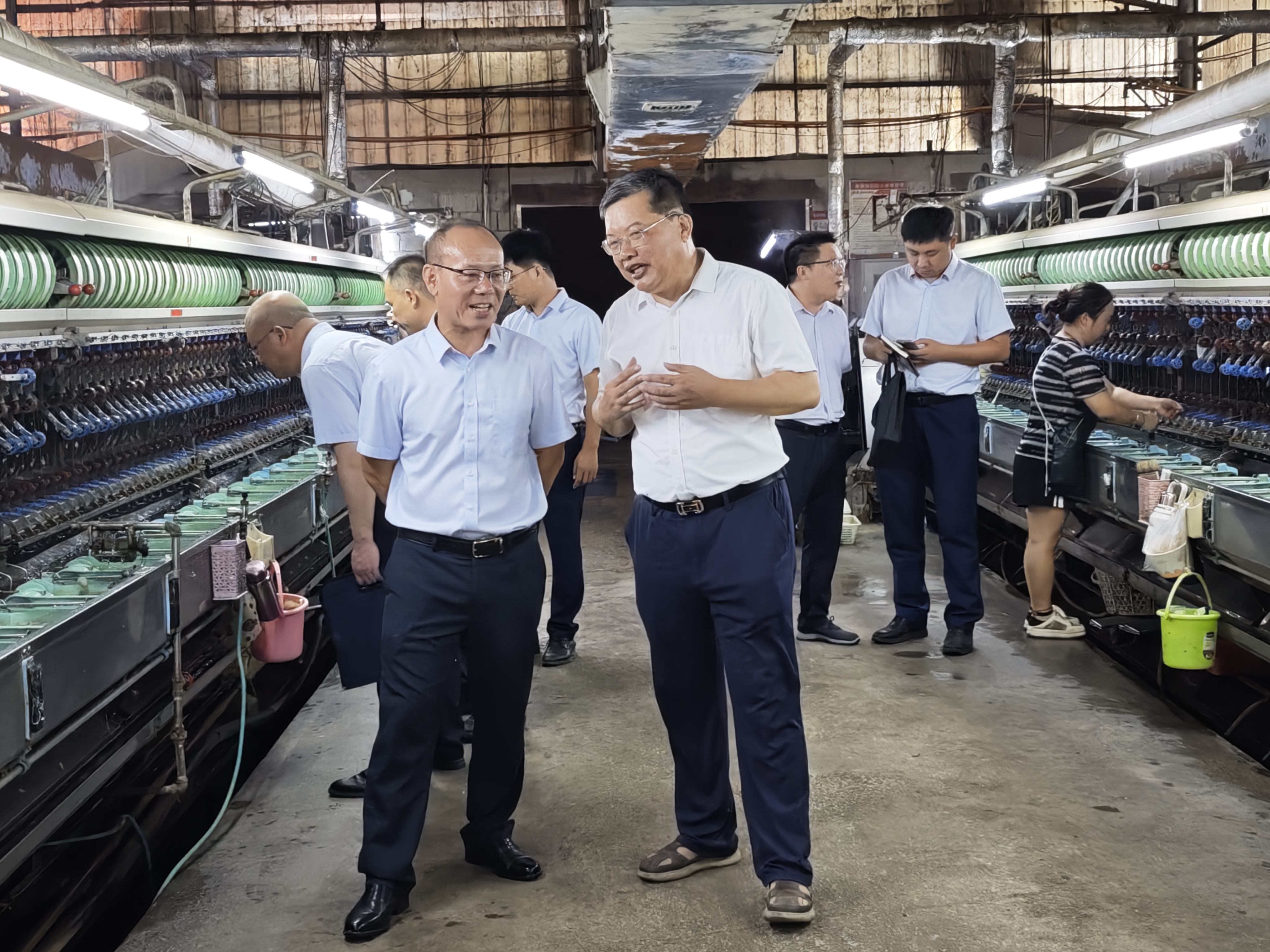 宜州农合行党委书记、董事长刘海东带队深入广西嘉凤丝绸有限公司车间 宜州农合行供图