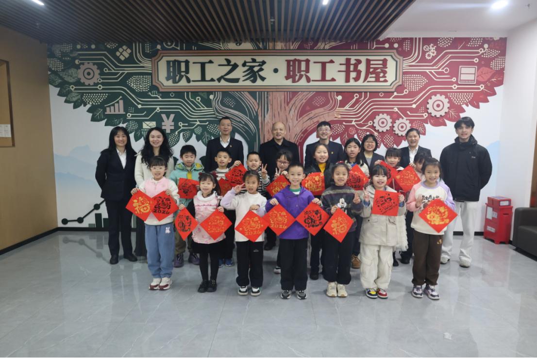 漓江农合行2026年职工子女寒假托管班圆满结业合影 漓江农合行供图