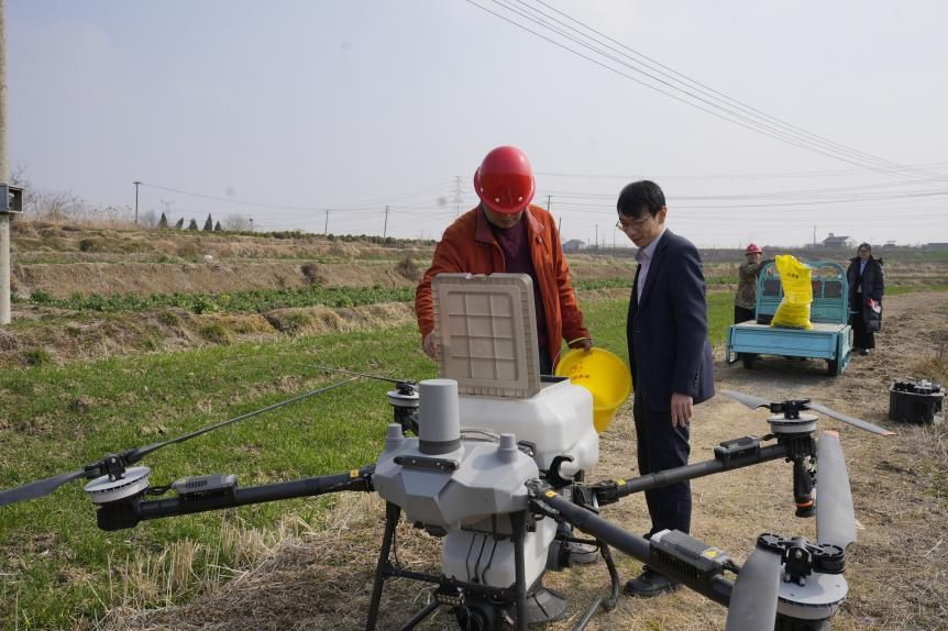 工作人员到田间地头走访 句容农商银行供图 配图1