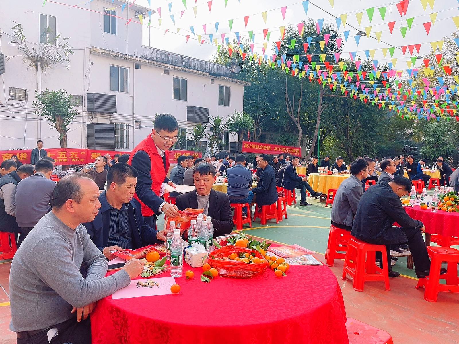 平福信用社工作人员在介绍适配金融产品 藤县农村信用合作联社供图