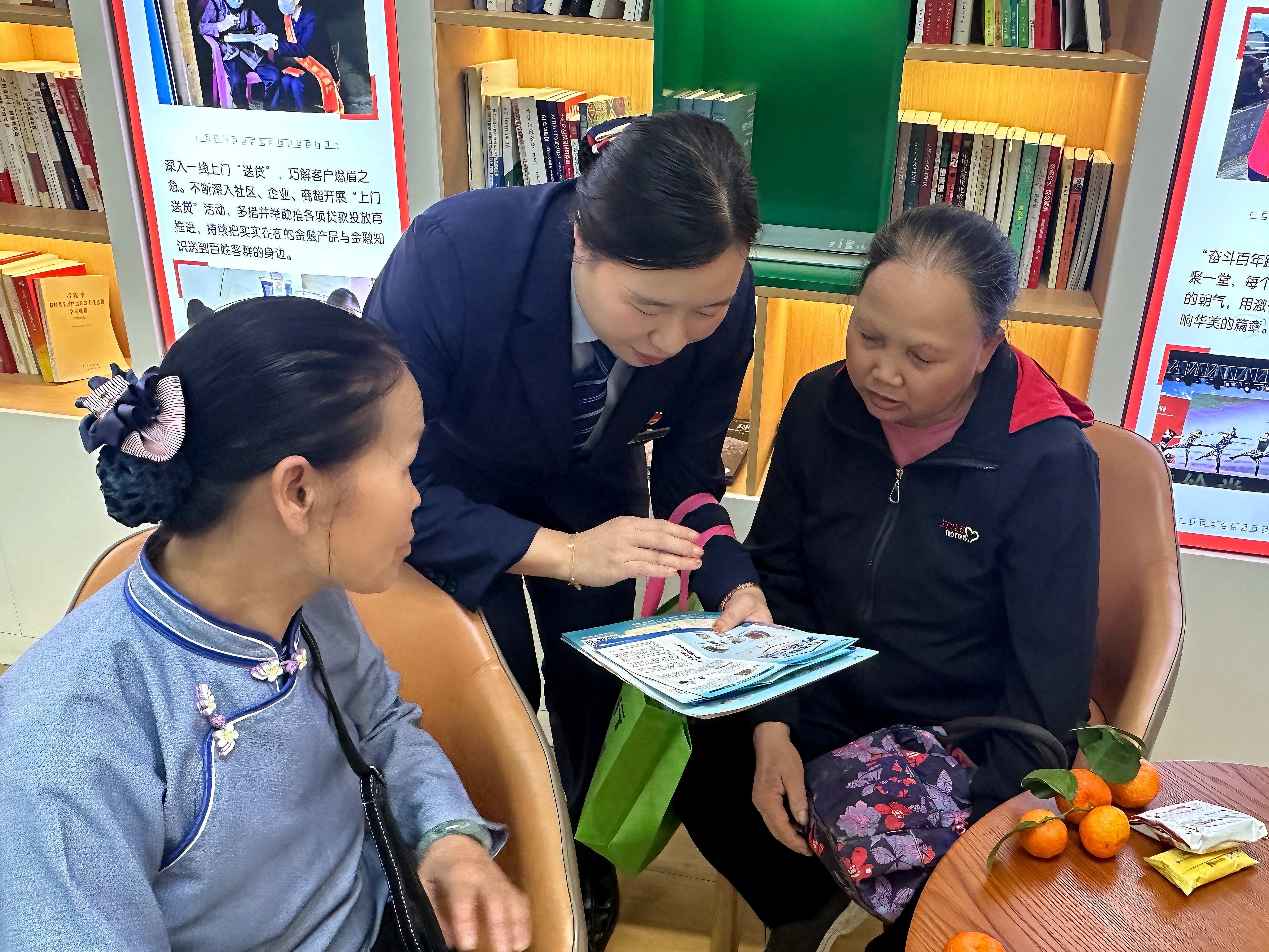 工作人员向客户讲解反诈案例 那坡农商银行供图