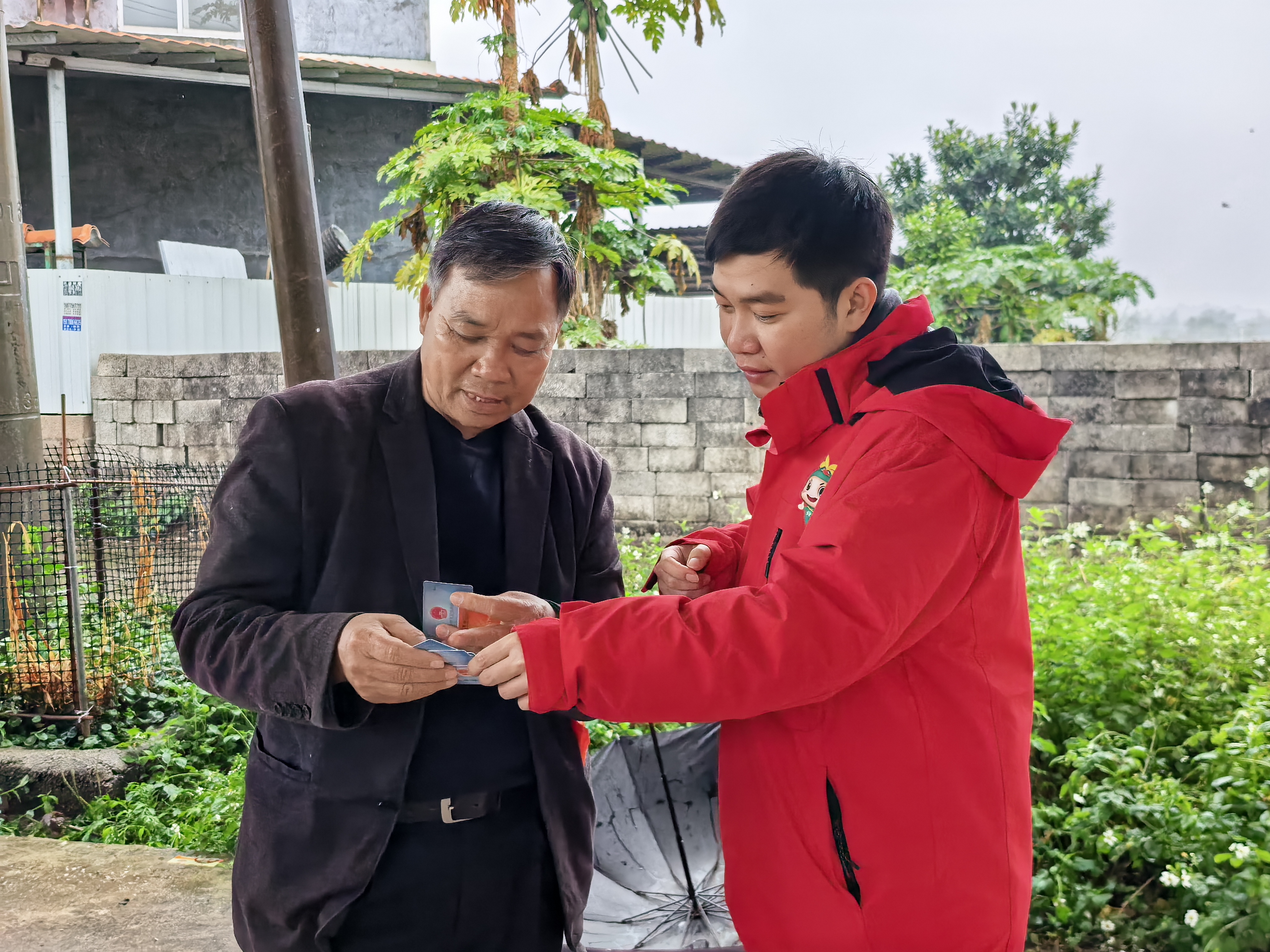 发放社保卡现场 桂平市农信联社供图