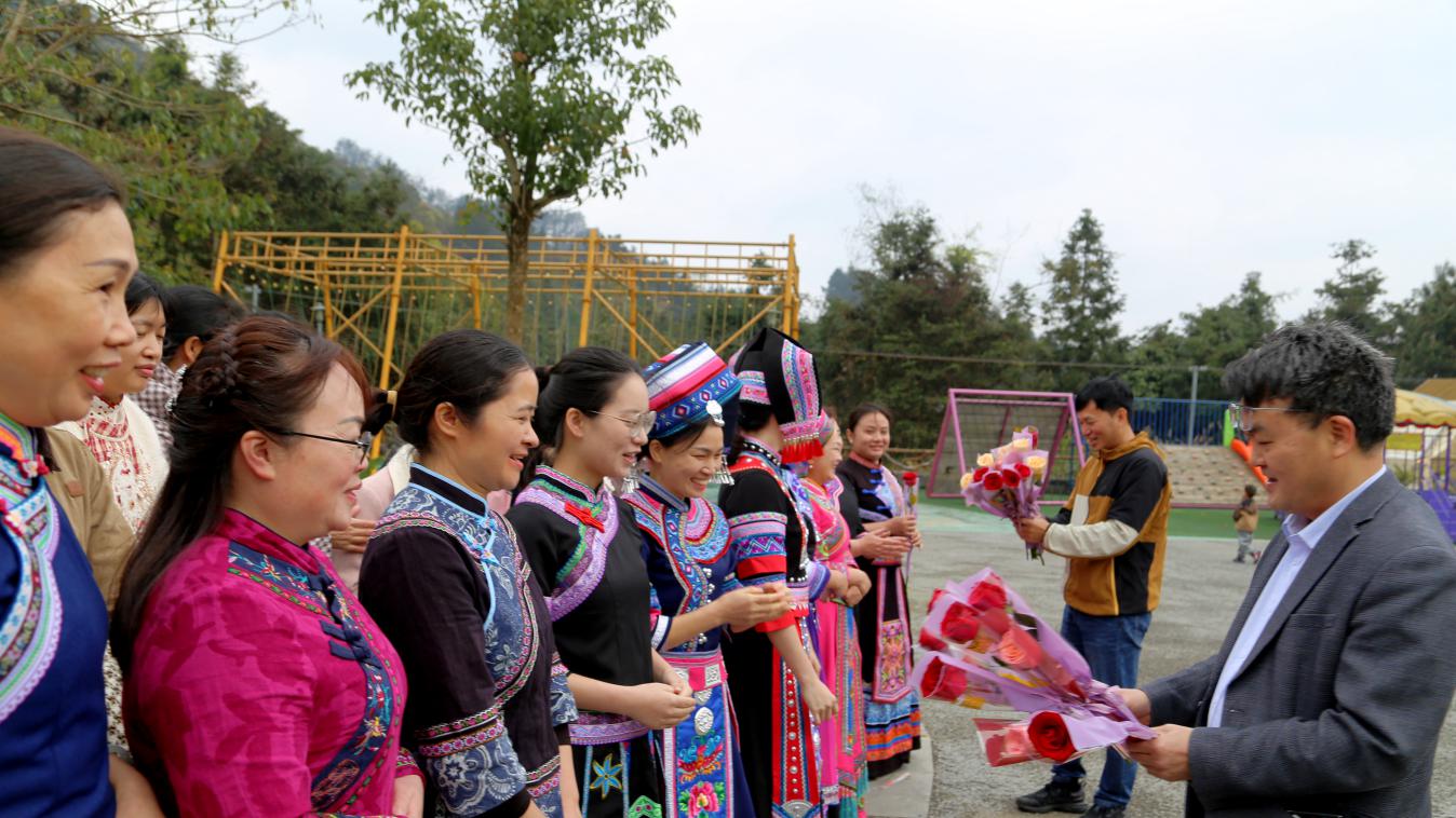 女职工送上鲜花 凤山农商银行供图